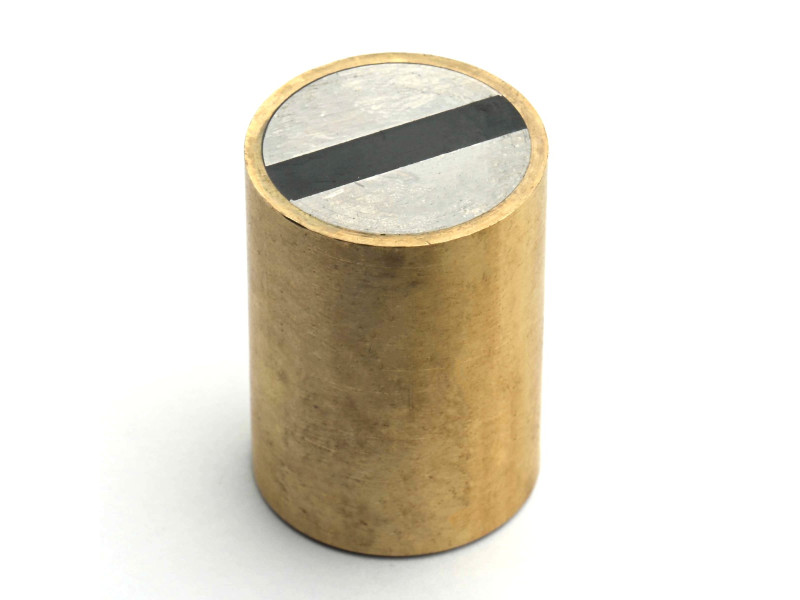 Magnet v medeninastem ohišju, premer 25 mm, notranji navoj M5, višina 35 mm, neodim