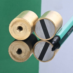 Magnet i messinghus, diameter 25 mm, M5 innvendig gjenge, høyde 35 mm, neodymium