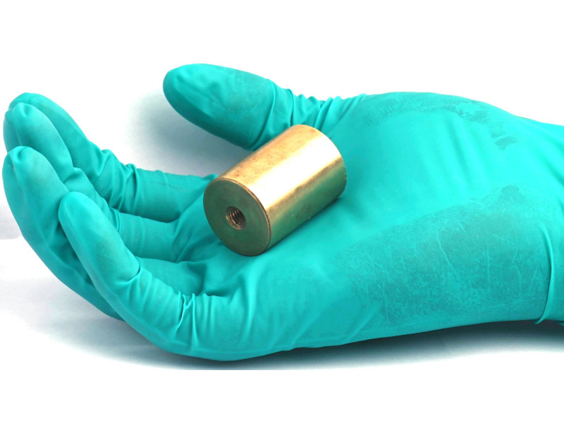 Magnet i messinghus, diameter 25 mm, M6 innvendig gjenger, høyde 35 mm, neodym