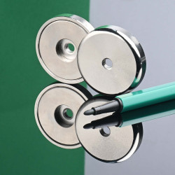 Magnet i hus, diameter 36 mm, med boring for flat skrue, neodymium