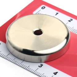 Magneetti kotelossa, halkaisija 36 mm, jossa on poraus litteäpäistä ruuvia varten, neodyymi magneetti