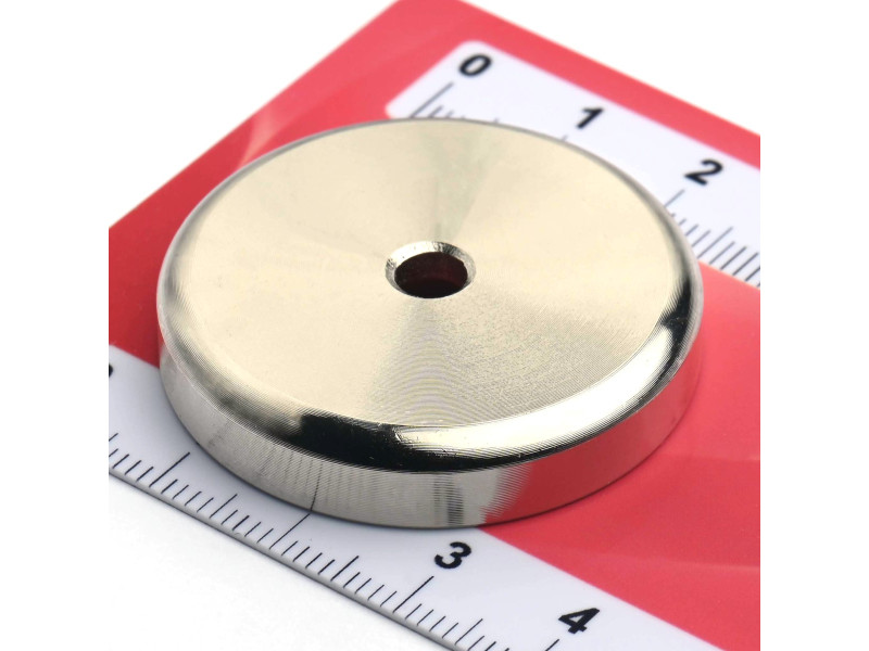 Magneetti kotelossa, halkaisija 36 mm, jossa on poraus litteäpäistä ruuvia varten, neodyymi magneetti