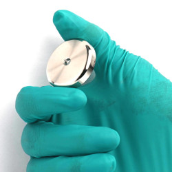 Magnet v ohišju, premer 36 mm, z odprtino za vijak s ploščato glavo, neodim