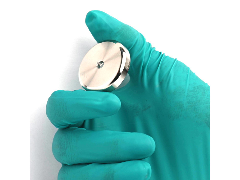 Magneetti kotelossa, halkaisija 36 mm, jossa on poraus litteäpäistä ruuvia varten, neodyymi magneetti