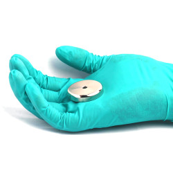 Magnet v ohišju, premer 36 mm, z odprtino za vijak s ploščato glavo, neodim