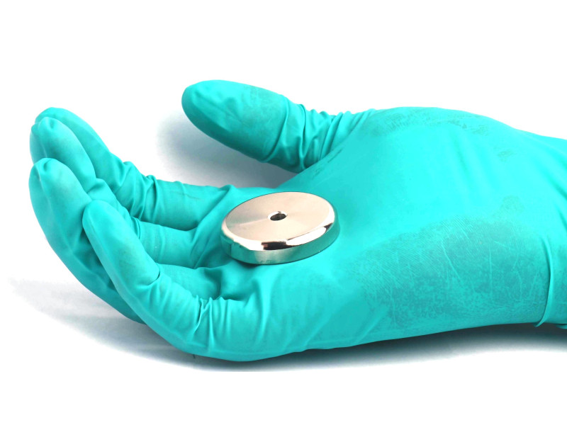 Magnet v ohišju, premer 36 mm, z odprtino za vijak s ploščato glavo, neodim