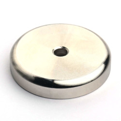 Magneetti kotelossa, halkaisija 36 mm, jossa on poraus litteäpäistä ruuvia varten, neodyymi magneetti