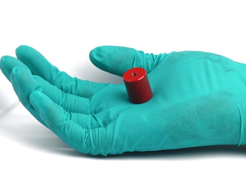 Mágnes, átmérő 17 mm, M4 belső menettel, magasság 20 mm, AlNiCo