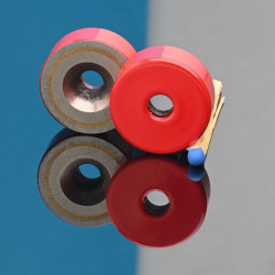 Magnet v ohišju, premer 19,1 mm, z luknjo za poglobljeno glavo vijaka, AlNiCo