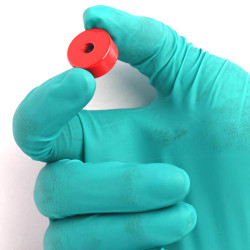 Mágnes a házban, 19,1 mm átmérőjű, süllyesztett csavarfejhez való furattal, AlNiCo