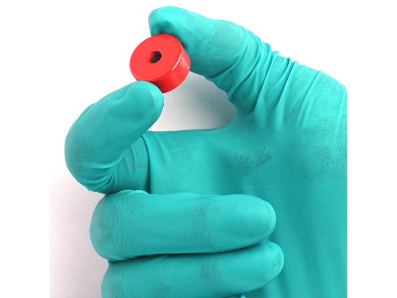 Magnet v ohišju, premer 19,1 mm, z luknjo za poglobljeno glavo vijaka, AlNiCo