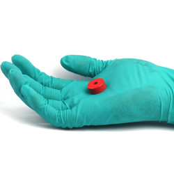 Mágnes a házban, 19,1 mm átmérőjű, süllyesztett csavarfejhez való furattal, AlNiCo