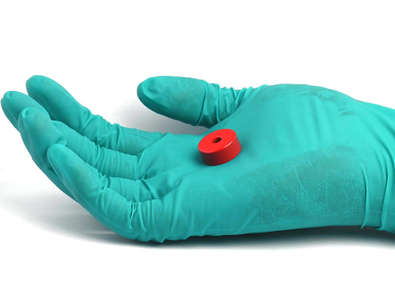 Magnet v ohišju, premer 19,1 mm, z luknjo za poglobljeno glavo vijaka, AlNiCo