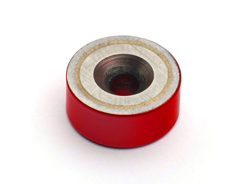 Magnet v ohišju, premer 19,1 mm, z luknjo za poglobljeno glavo vijaka, AlNiCo