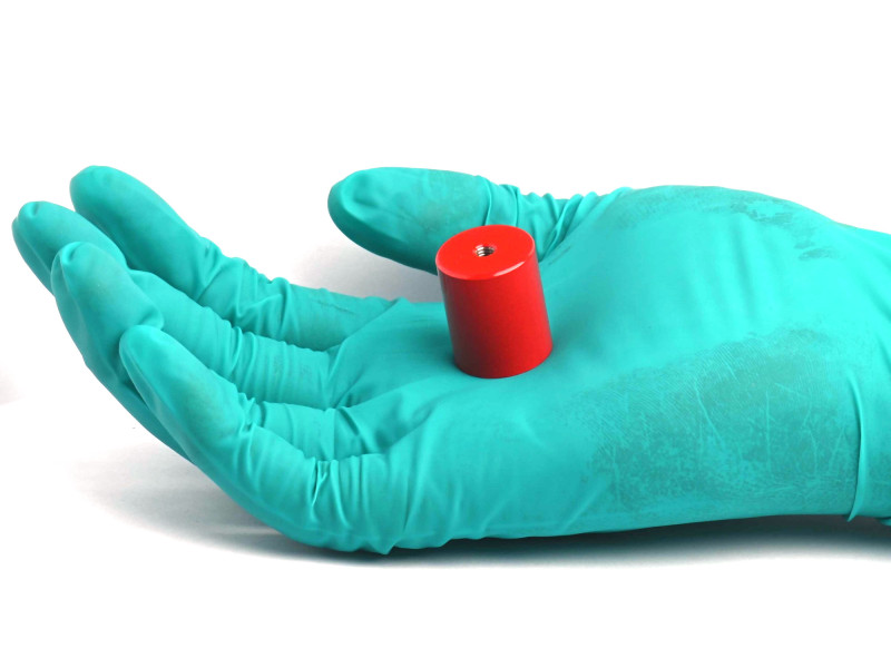 Mágnes, átmérő 20 mm, M4 belső menettel, magasság 24 mm, AlNiCo