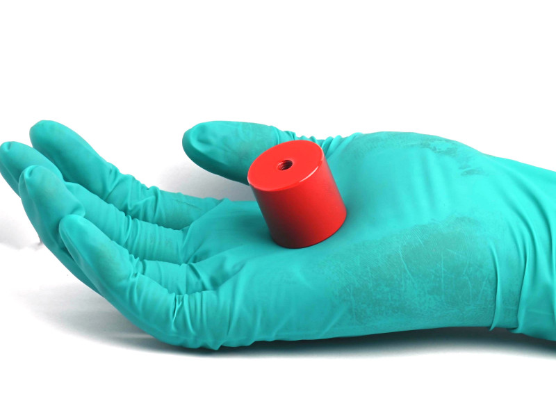 Mágnes, átmérő 27 mm, M6-os belső menet, magasság 25,4 mm, AlNiCo