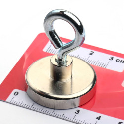 Magnet i hus med øyekrok, diameter 32 mm, med skruesokkel M5 – neodym