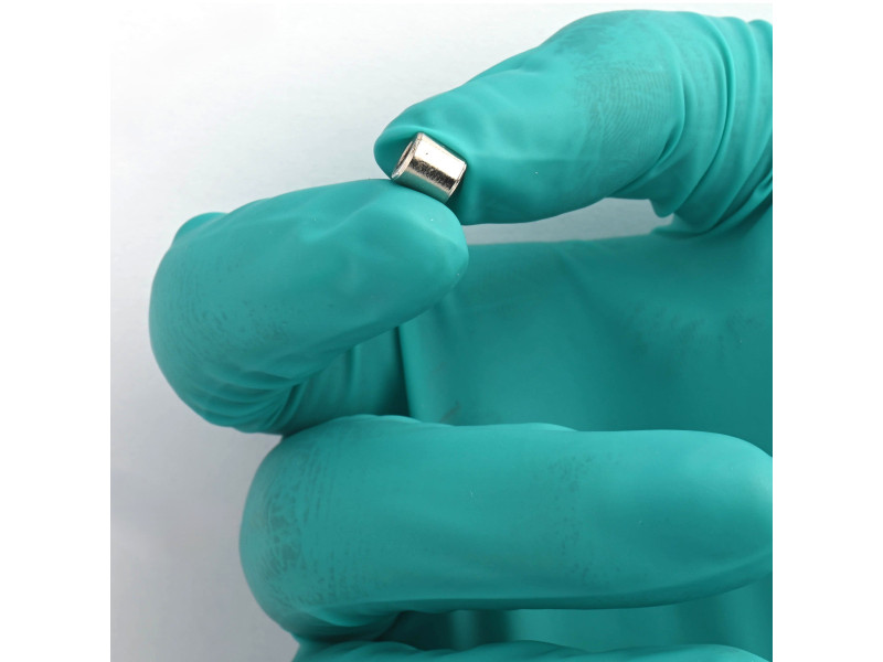 Magnet, priemer 6 mm, vnútorný závit M3, výška 6 mm, neodymový