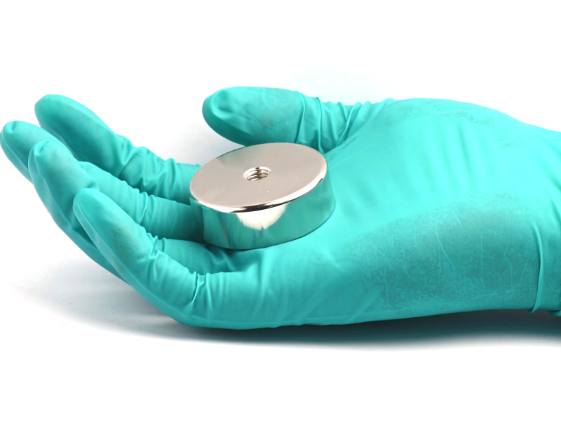Magnet, priemer 45 mm, vnútorný závit M8, výška 15 mm, neodymový