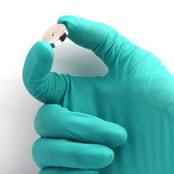 Magneetti kotelossa, halkaisija 20 mm, jossa on poraus litteäpäistä ruuvia varten, neodyymi magneetti