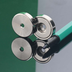 Magnet i hus, diameter 20 mm, med boring for flat skrue, neodymium