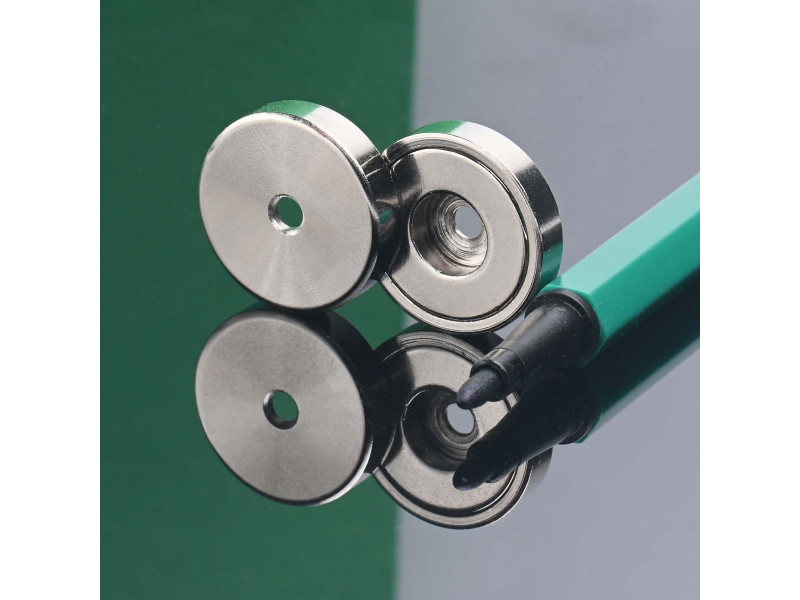 Magnet i hus, diameter 20 mm, med boring for flat skrue, neodymium
