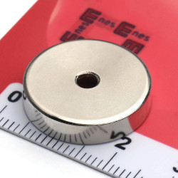 Magneetti kotelossa, halkaisija 20 mm, jossa on poraus litteäpäistä ruuvia varten, neodyymi magneetti