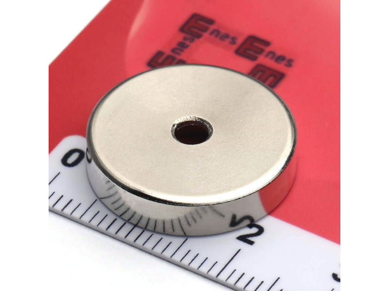 Magneetti kotelossa, halkaisija 20 mm, jossa on poraus litteäpäistä ruuvia varten, neodyymi magneetti
