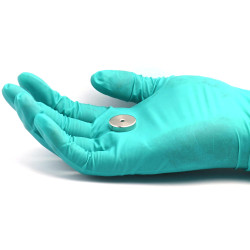 Магніт у корпусі, діаметр 20 мм, з отвором для гвинта з плоскою головкою, неодимовий