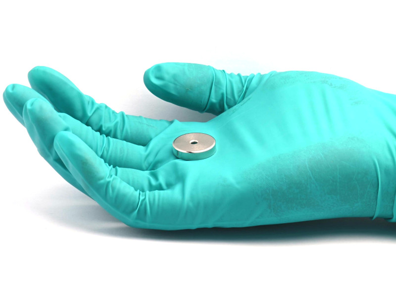 Magneetti kotelossa, halkaisija 20 mm, jossa on poraus litteäpäistä ruuvia varten, neodyymi magneetti