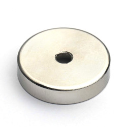 Magnet i hus, diameter 20 mm, med boring for flat skrue, neodymium