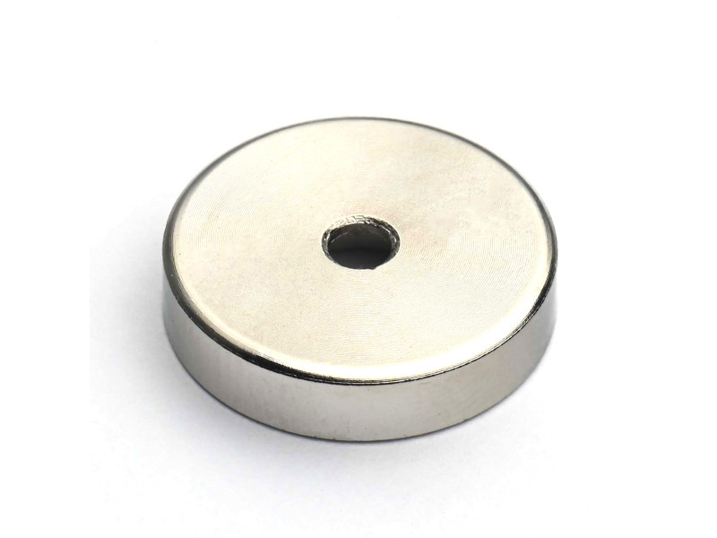 Magneetti kotelossa, halkaisija 20 mm, jossa on poraus litteäpäistä ruuvia varten, neodyymi magneetti