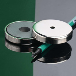 Magnet i hus, diameter 57 mm, med hull for flatskrue, ferritt