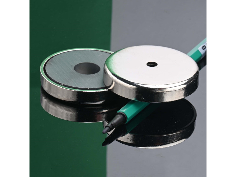 Magnet i hus, diameter 57 mm, med hull for flatskrue, ferritt
