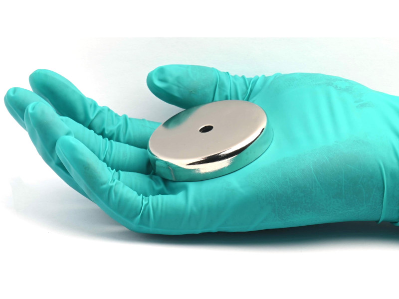 Magnet i hus, diameter 57 mm, med hull for flatskrue, ferritt