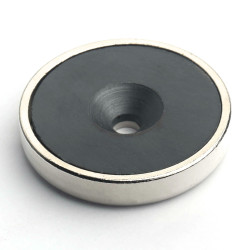 Magnet i hus, diameter 40 mm, med hull for forsenket skruehode, ferritt