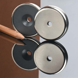 Magnet i hus, diameter 40 mm, med hull for forsenket skruehode, ferritt