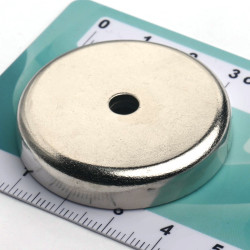 Magnet v ohišju, premer 40 mm, z luknjo za poglobljeno glavo vijaka, feritni