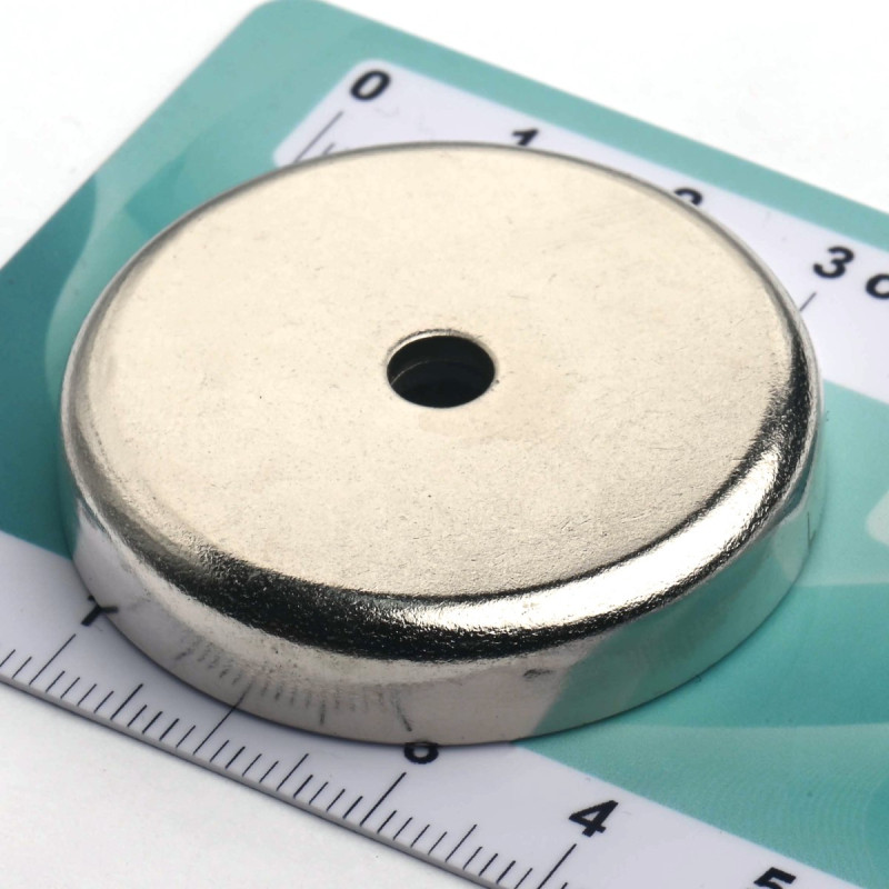 Magnet i hus, diameter 40 mm, med hull for forsenket skruehode, ferritt
