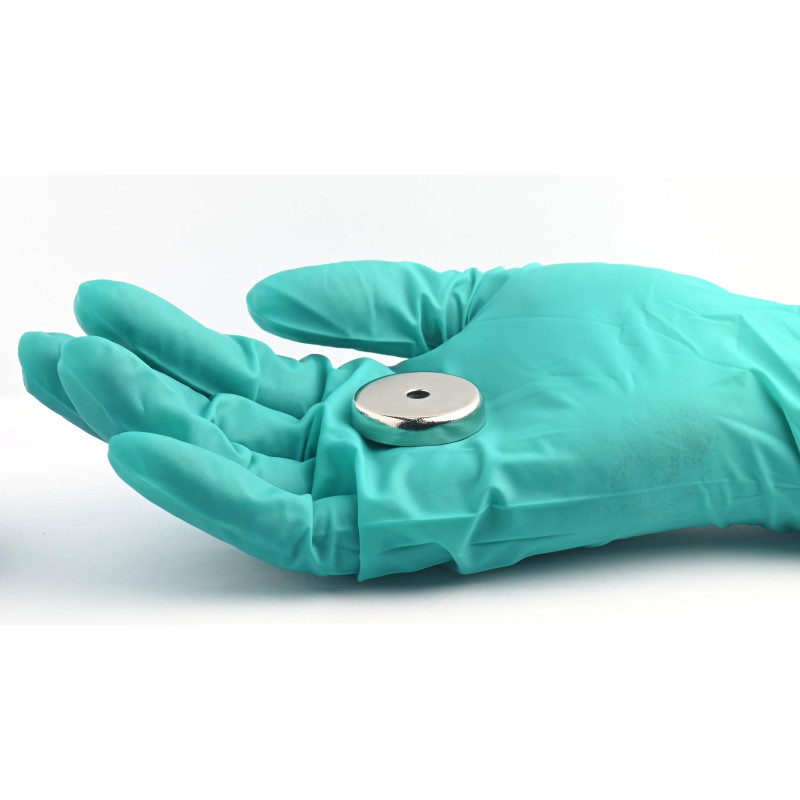 Gövde içinde mıknatıs, çap 32 mm, havşa başlı vida için delikli, ferrit