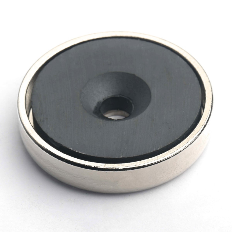 Magnet i hus, diameter 32 mm, med hull for forsenket skruehode, ferritt