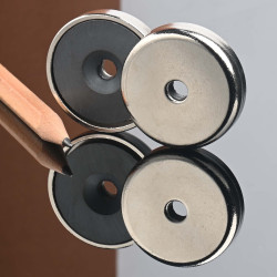 Magnet i hus, diameter 32 mm, med hull for forsenket skruehode, ferritt