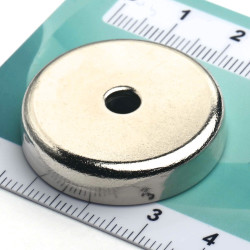 Gövde içinde mıknatıs, çap 32 mm, havşa başlı vida için delikli, ferrit