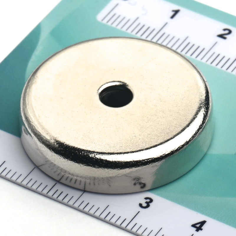 Gövde içinde mıknatıs, çap 32 mm, havşa başlı vida için delikli, ferrit