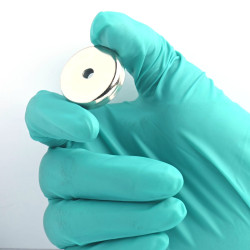 Gövde içinde mıknatıs, çap 32 mm, havşa başlı vida için delikli, ferrit