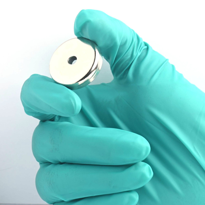 Magnet v ohišju, premer 32 mm, z luknjo za poglobljeno glavo vijaka, feritni