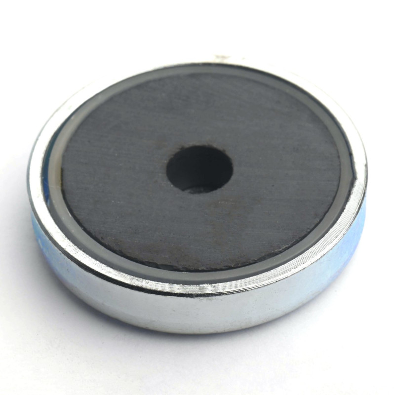Magnet i hus, diameter 32 mm, med boring for flat skrue, ferritt
