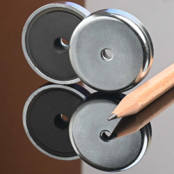 Magnet i hus, diameter 32 mm, med boring for flat skrue, ferritt