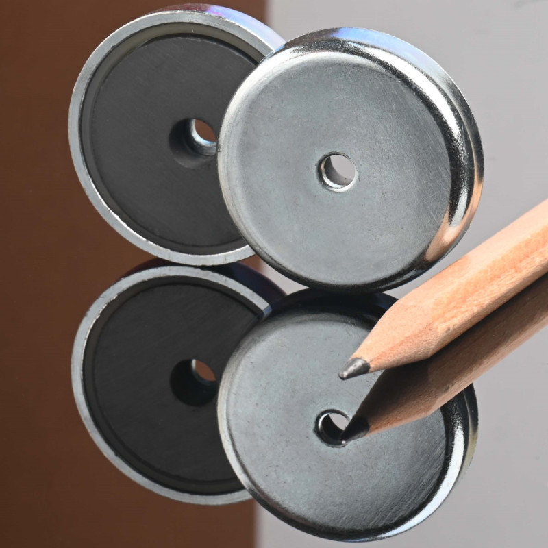 Magnet i hus, diameter 32 mm, med boring til fladhovedskrue, ferrit