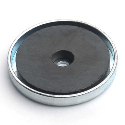 Magneetti kotelossa, halkaisija 30 mm, jossa on reikä litteäpäistä ruuvia varten, ferriittiä